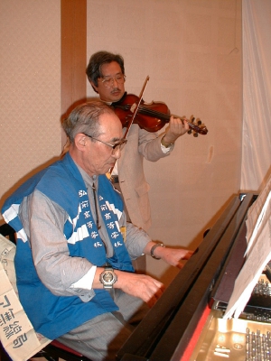 Katsuki san, JA6EV, mit seiner Geige / Yashonari san, JA0AW, begleitete am Klavier